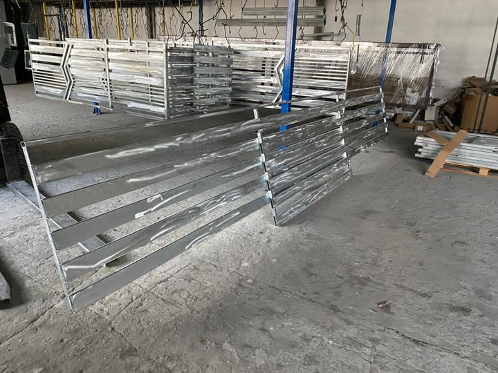 Ocynkowane ramy konstrukcyjne przygotowane do transportu